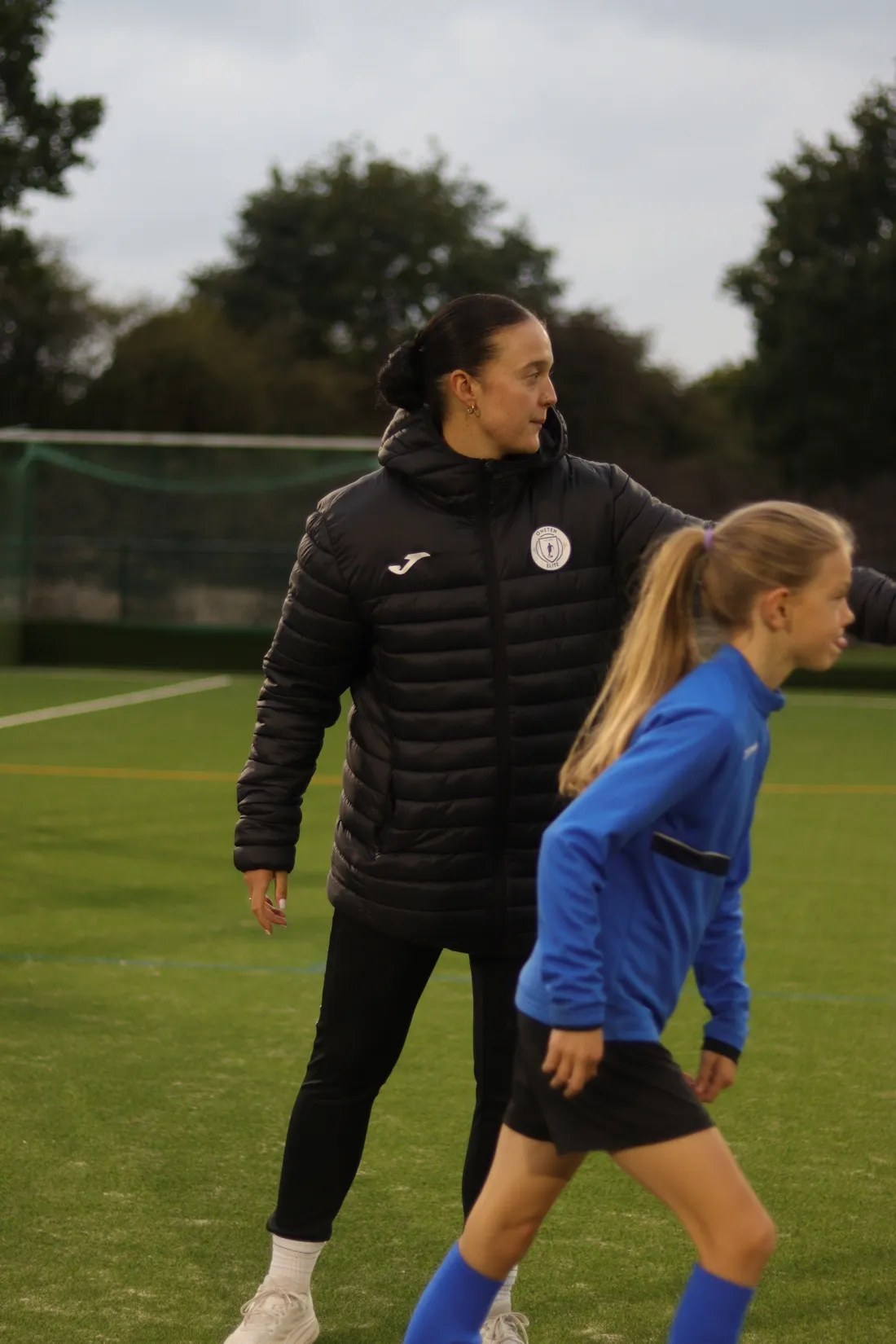Jade coaching a young player at a OneTen Elite session